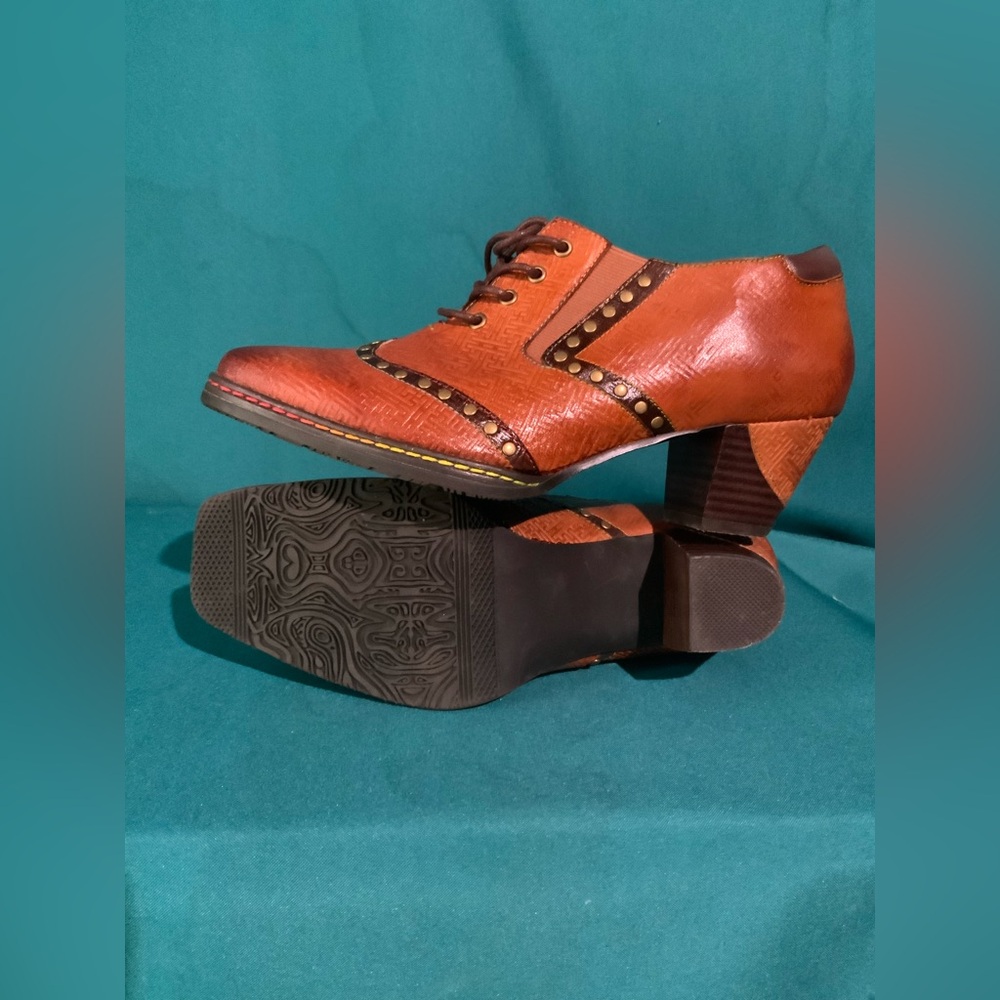 SOFFIA, ZOIE MAZE EMBOSSED STUDDED LEATHER OXFORD, WESTERN-INSPIRED OXFORD HEEL